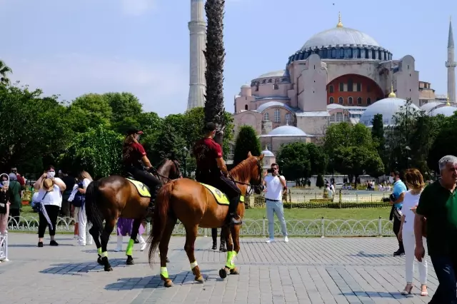 Kurban bayramında Ayasofya'da atlı polislerle denetim