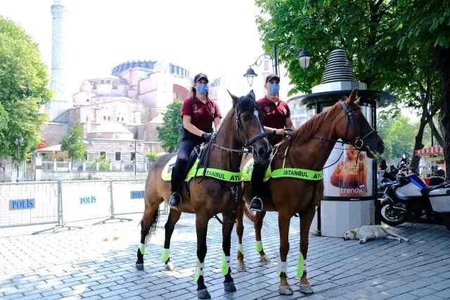 Kurban bayramında Ayasofya'da atlı polislerle denetim