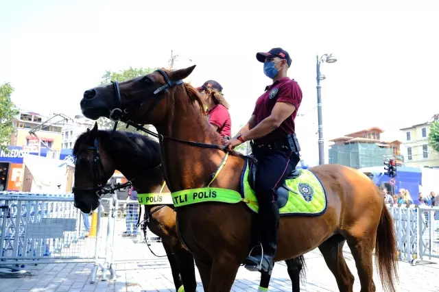 Kurban bayramında Ayasofya'da atlı polislerle denetim