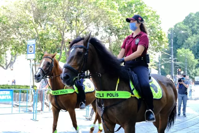 Kurban bayramında Ayasofya'da atlı polislerle denetim