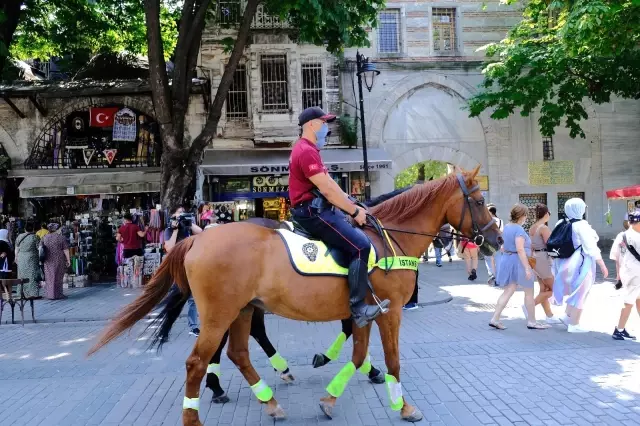 Kurban bayramında Ayasofya'da atlı polislerle denetim