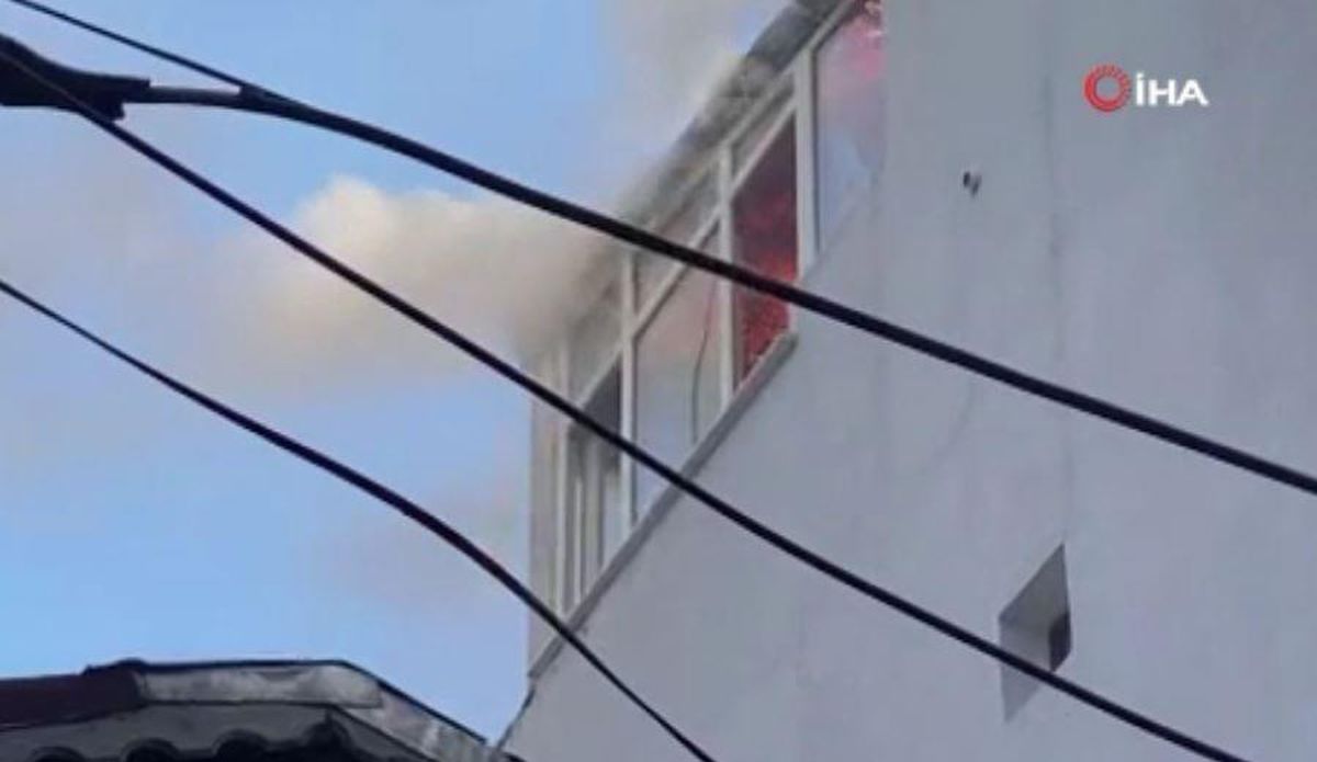Son dakika haberleri... Kurban Bayramı'nda yangın paniği: 4 katlı binanın çatı katı alev alev yandı