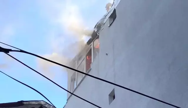 Son dakika haberleri... Kurban Bayramı'nda yangın paniği: 4 katlı binanın çatı katı alev alev yandı