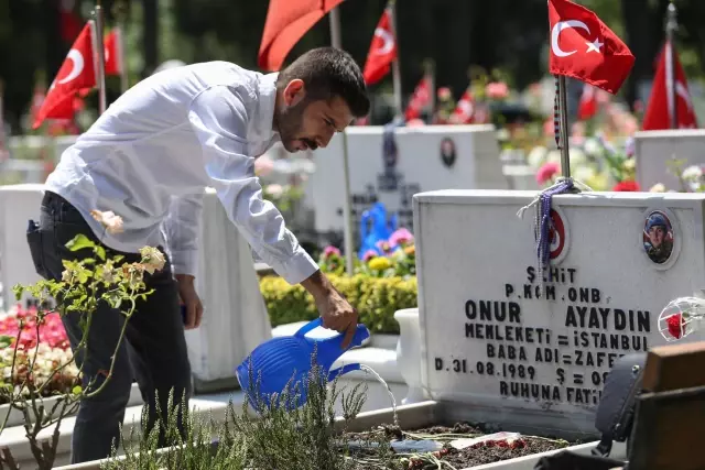 Son dakika haberleri | Kurban Bayramı'nın birinci günü şehit kabirleri ziyaret edildi