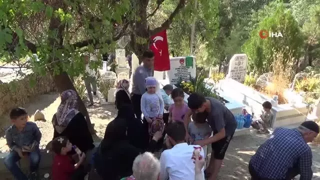 Kurban Bayramı'nın ilk gününde şehitliklere ziyaret Kurban Bayramı'nın ilk gününde şehitliklere ziyaret
