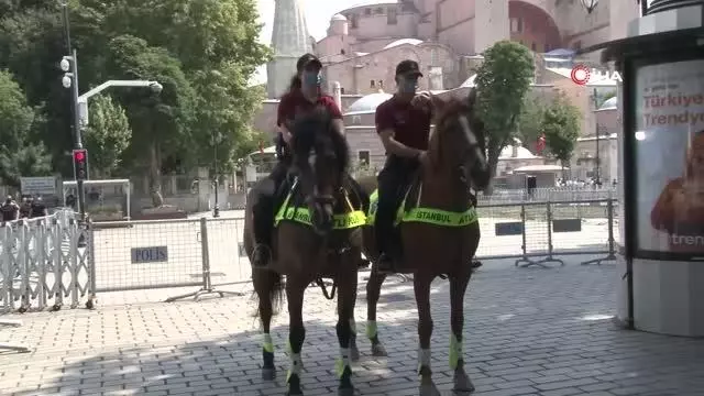 Kurban bayramında Ayasofya'da atlı polislerle denetim Kurban bayramında Ayasofya'da atlı polislerle denetim