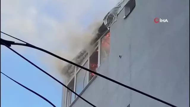 Son dakika haberleri... Kurban Bayramı'nda yangın paniği: 4 katlı binanın çatı katı alev alev yandı