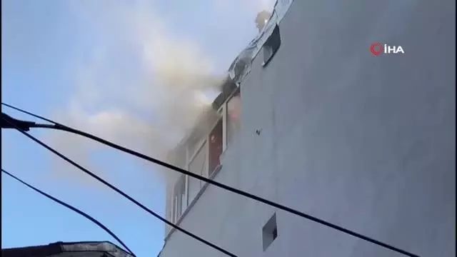 Son dakika haberleri... Kurban Bayramı'nda yangın paniği: 4 katlı binanın çatı katı alev alev yandı