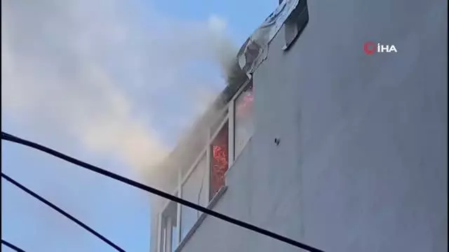 Son dakika haberleri... Kurban Bayramı'nda yangın paniği: 4 katlı binanın çatı katı alev alev yandı