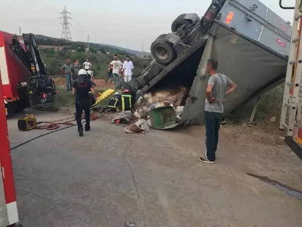 Kurban derisi yüklü kamyon devrildi: 4 yaralı Kurban derisi yüklü kamyon devrildi: 4 yaralı