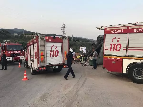 Kurban derisi yüklü kamyon devrildi: 4 yaralı