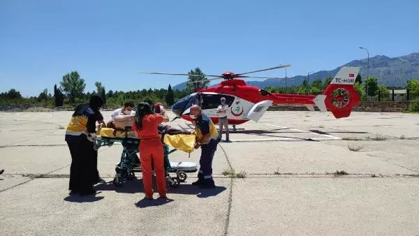 Son dakika gündem: KURBAN KESERKEN ATARDAMARINI KESTİ, AMBULANS HELİKOPTERLE SEVK EDİLDİ