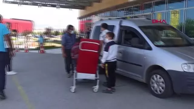 KURBAN KESERKEN ÇEŞİTLİ YERLERİNDEN YARALANANLAR, HASTANELİK OLDU
