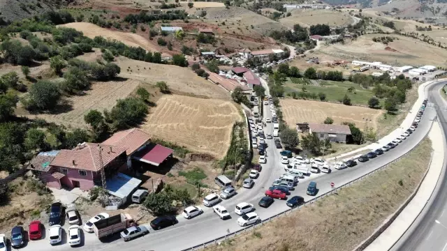 Kurban kesmek için akın ettiler, uzun araç kuyrukları oluştu Kurban kesmek için akın ettiler, uzun araç kuyrukları oluştu