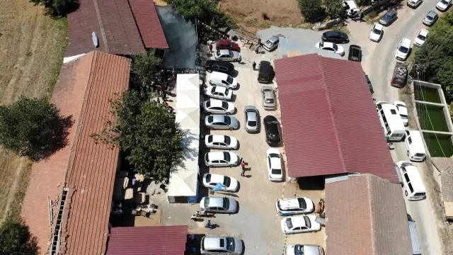 Kurban kesmek için akın ettiler, uzun araç kuyrukları oluştu