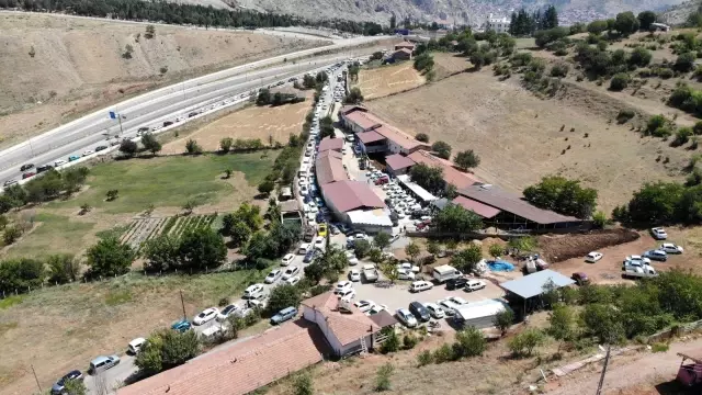 Kurban kesmek için akın ettiler, uzun araç kuyrukları oluştu