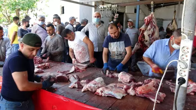 Kurban kesmek için akın ettiler, uzun araç kuyrukları oluştu