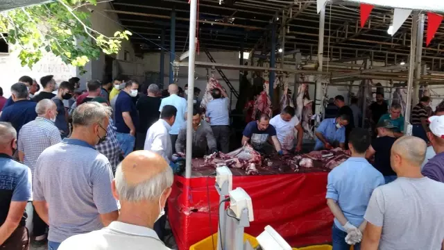 Kurban kesmek için akın ettiler, uzun araç kuyrukları oluştu