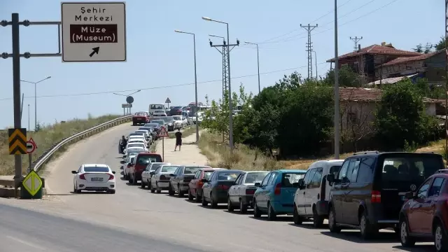 Kurban kesmek için akın ettiler, uzun araç kuyrukları oluştu