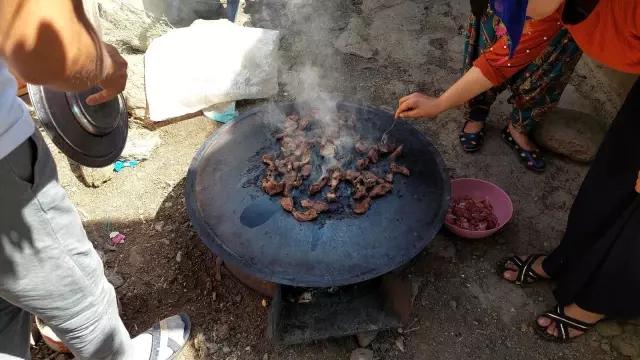 Kurbanlar kesildi ilk etler pişmeye başladı