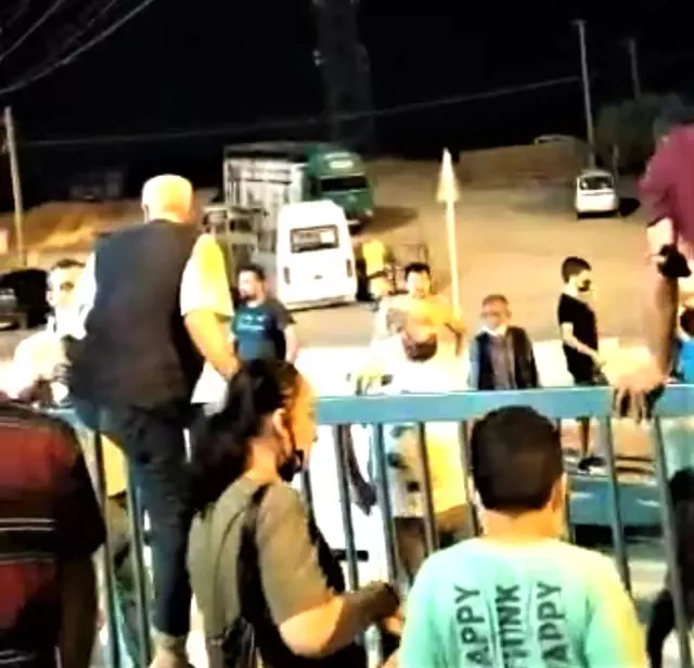 Satın aldıkları kurbanları götürmek için kapıların üzerinden atladılar