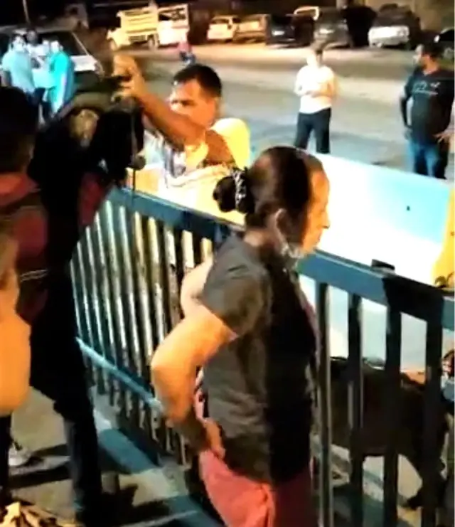 Satın aldıkları kurbanları götürmek için kapıların üzerinden atladılar