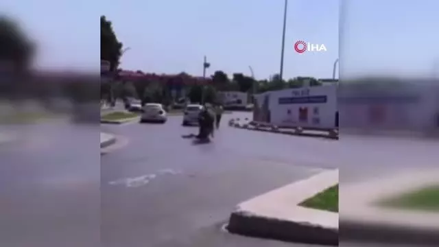 Kuyruğundan tuttuğu dananın peşinden böyle sürüklendi Kuyruğundan tuttuğu dananın peşinden böyle sürüklendi
