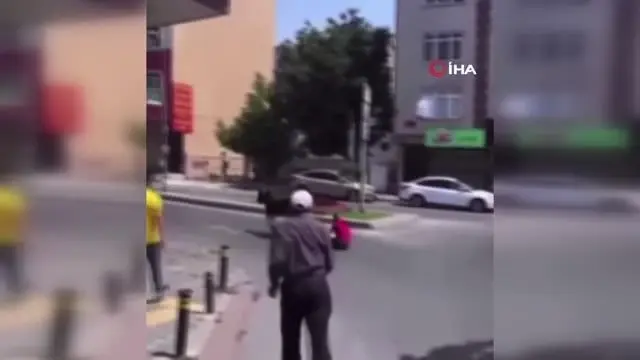 Kuyruğundan tuttuğu dananın peşinden böyle sürüklendi