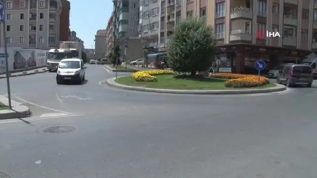 Kuyruğundan tuttuğu dananın peşinden böyle sürüklendi