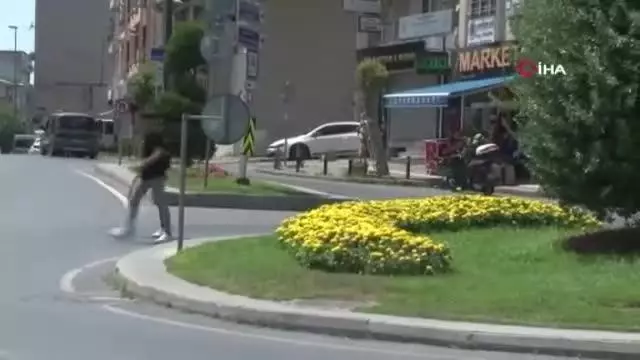 Kuyruğundan tuttuğu dananın peşinden sürüklendi