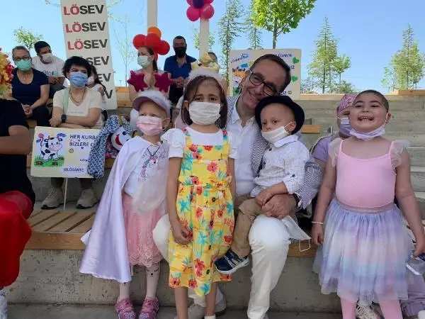 Lösemili çocuklar, bayramın ilk gününü hastanenin bahçesinde kutladı