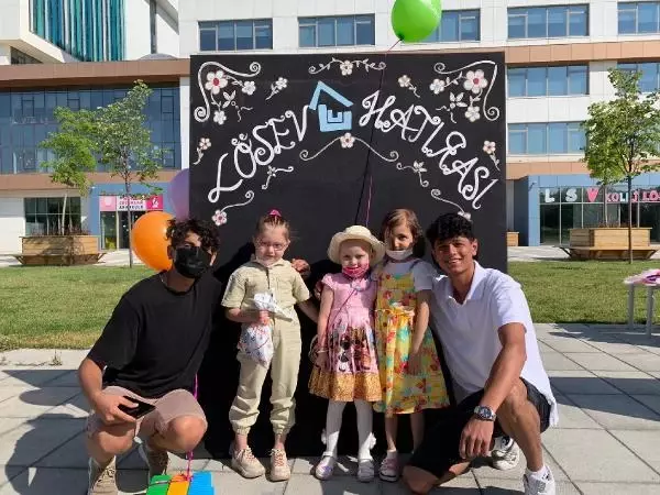 Lösemili çocuklar, bayramın ilk gününü hastanenin bahçesinde kutladı
