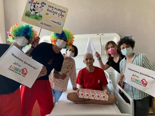 Lösemili çocuklar, bayramın ilk gününü hastanenin bahçesinde kutladı
