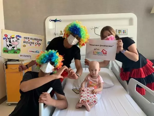 Lösemili çocuklar, bayramın ilk gününü hastanenin bahçesinde kutladı