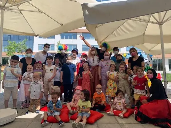Lösemili çocuklar, bayramın ilk gününü hastanenin bahçesinde kutladı