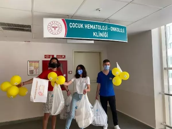 Lösemili çocuklar, bayramın ilk gününü hastanenin bahçesinde kutladı