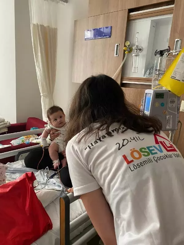 Lösemili çocuklar, bayramın ilk gününü hastanenin bahçesinde kutladı