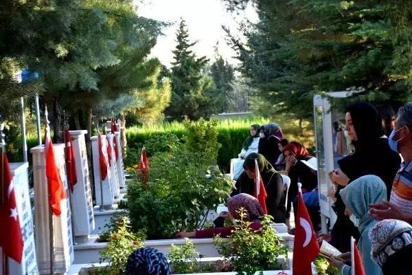 MALATYA'DA BAYRAM NAMAZI VE ŞEHİTLİK ZİYARETİ