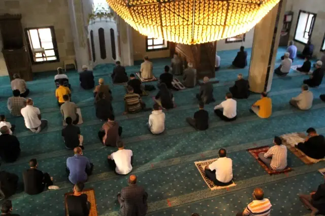 Malazgirt'te bayram namazı pandemi tedbirleri çerçevesinde kılındı