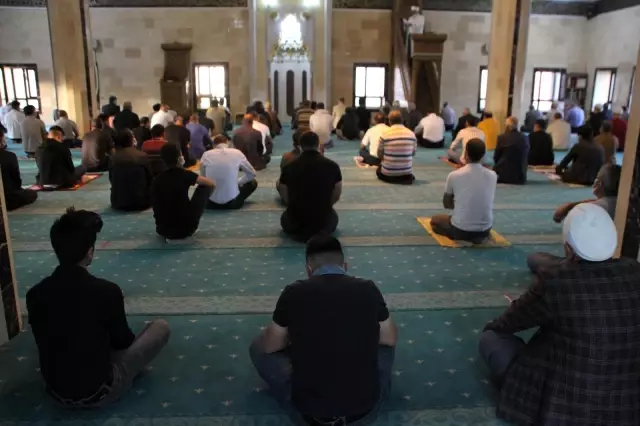 Malazgirt'te bayram namazı pandemi tedbirleri çerçevesinde kılındı