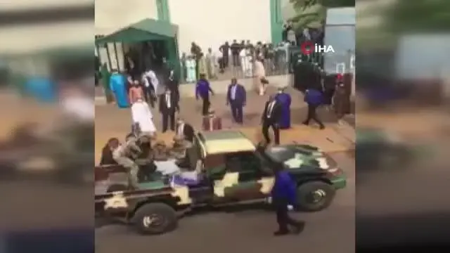 Mali'nin geçici Devlet Başkanı Goita bıçaklı saldırıdan yara almadan kurtuldu