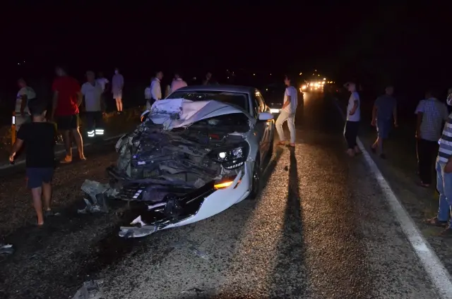 Otomobil traktöre çarptı: 3 yaralı Otomobil traktöre çarptı: 3 yaralı