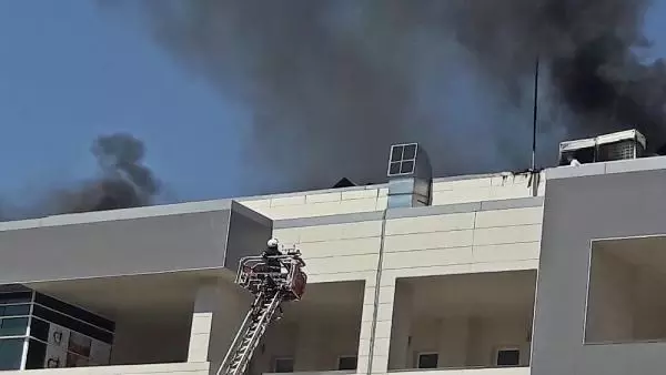 Son dakika haber... MARDİN SAĞLIK MÜDÜRLÜĞÜ ÇATISINDA YANGIN