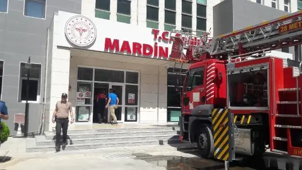Son dakika haber... MARDİN SAĞLIK MÜDÜRLÜĞÜ ÇATISINDA YANGIN