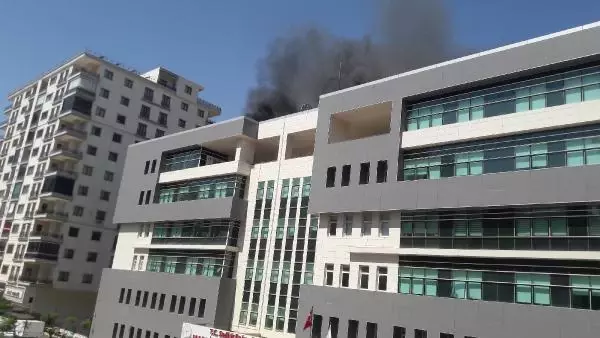 Son dakika haber... MARDİN SAĞLIK MÜDÜRLÜĞÜ ÇATISINDA YANGIN
