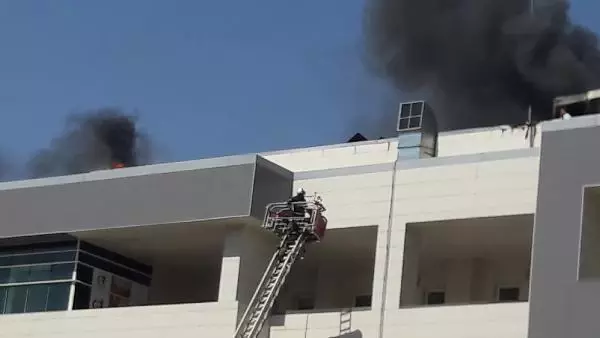 Son dakika haber... MARDİN SAĞLIK MÜDÜRLÜĞÜ ÇATISINDA YANGIN