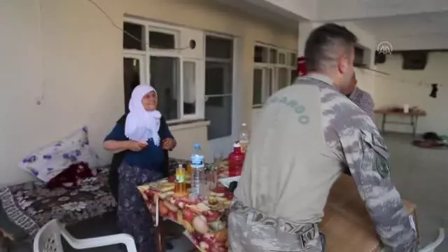 Mehmetçik'ten Meryem nineye bayram ziyareti