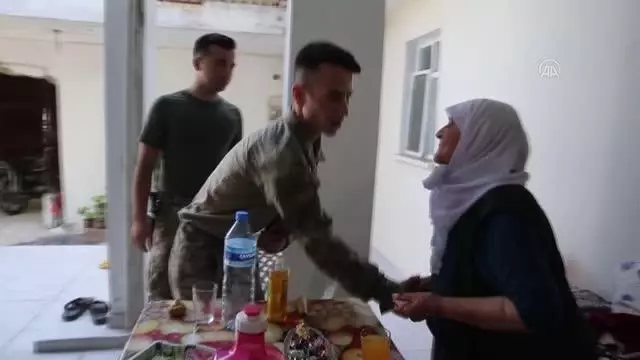 Mehmetçik'ten Meryem nineye bayram ziyareti