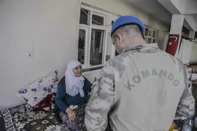 Mehmetçik'ten Meryem nineye bayram ziyareti
