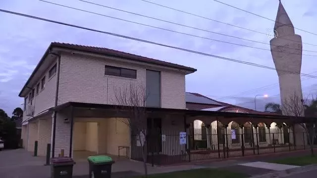 MELBOURNE - Avustralya'nın Sydney ve Melbourne kentlerinde Kovid-19 nedeniyle kapalı camilerde bayram namazı kılınamadı
